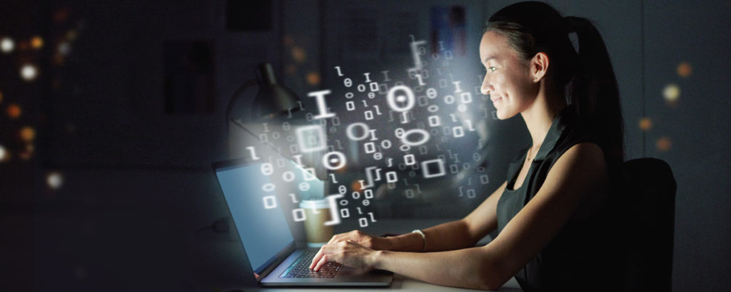 拍摄一个年轻的商人使用电脑与网络学习图形的计算机屏幕上展示为什么你应该翻译网络学习内容的重要性。
